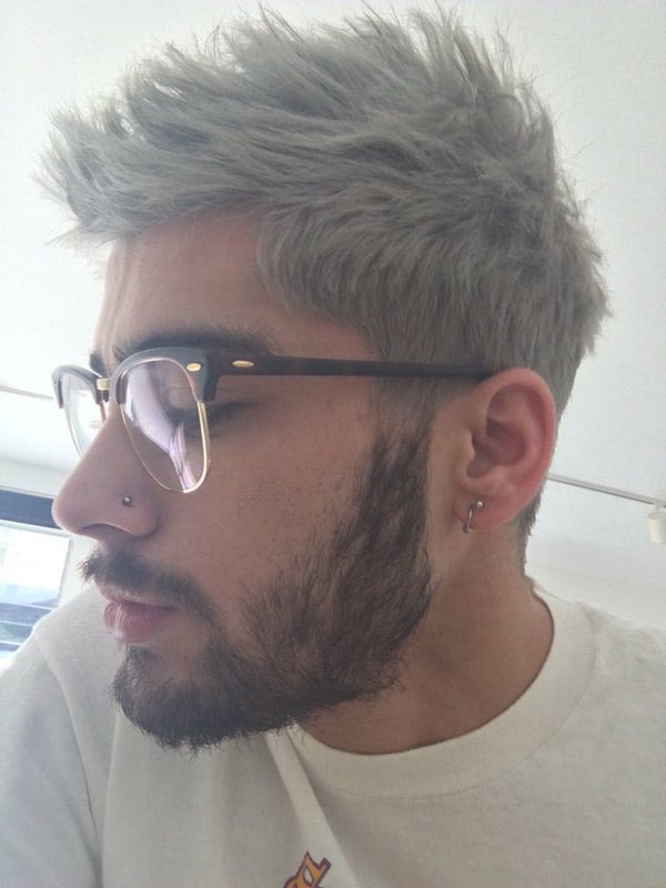 zayn-malik-wears-gigi-hadids-glasses-fans-freak-ftr